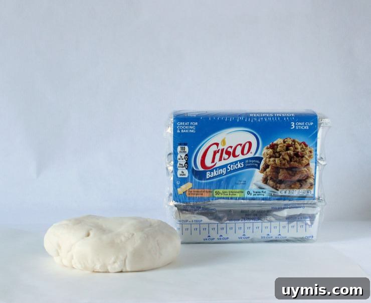 Fondant 101: Essential Tips for Covering and Decorating Cakes 5 working with fondant