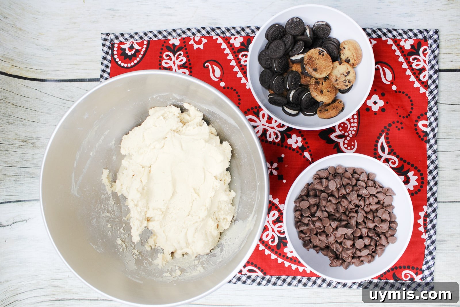 Cookie Monster Cookies: Fun Recipes for Kids 3 ingredients for Cookie Monster cookies in bowls