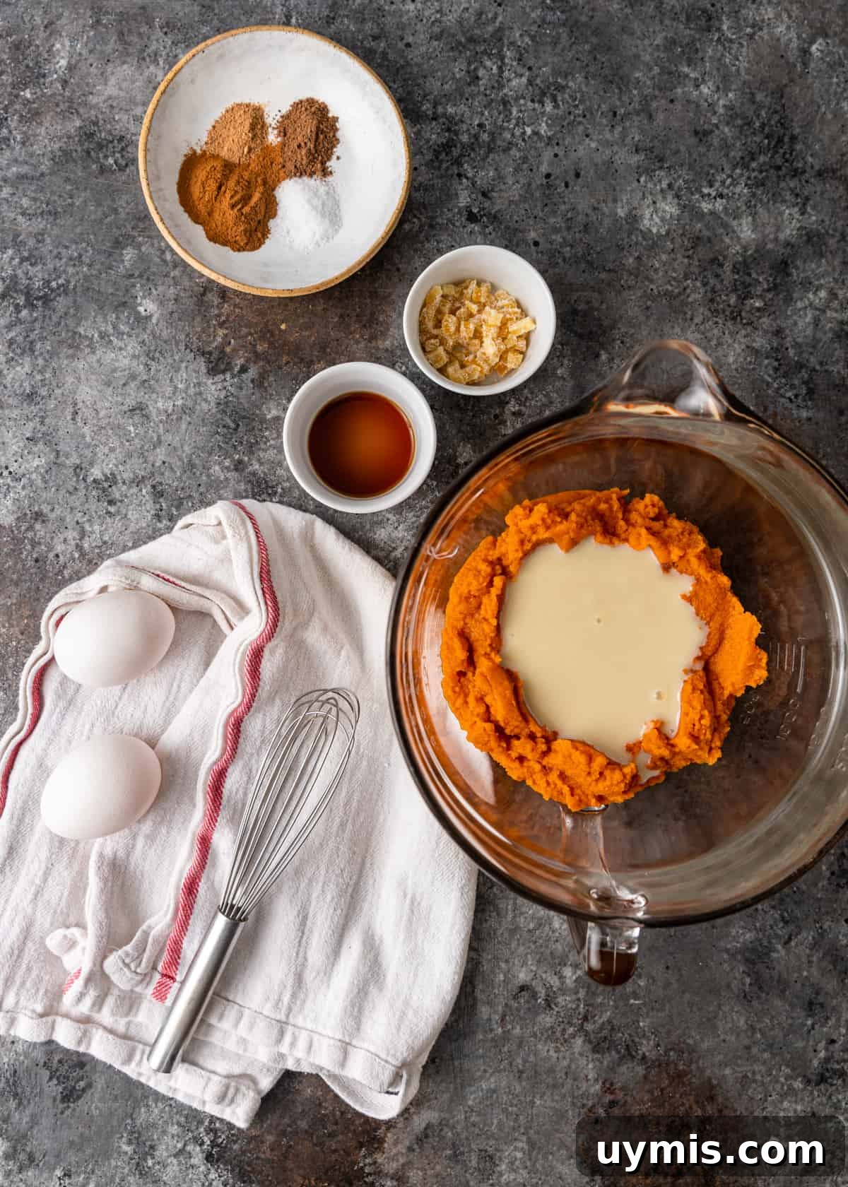 Mini Pumpkin Pies Recipe for Thanksgiving 4 ingredients to make Mini Pumpkin Pies